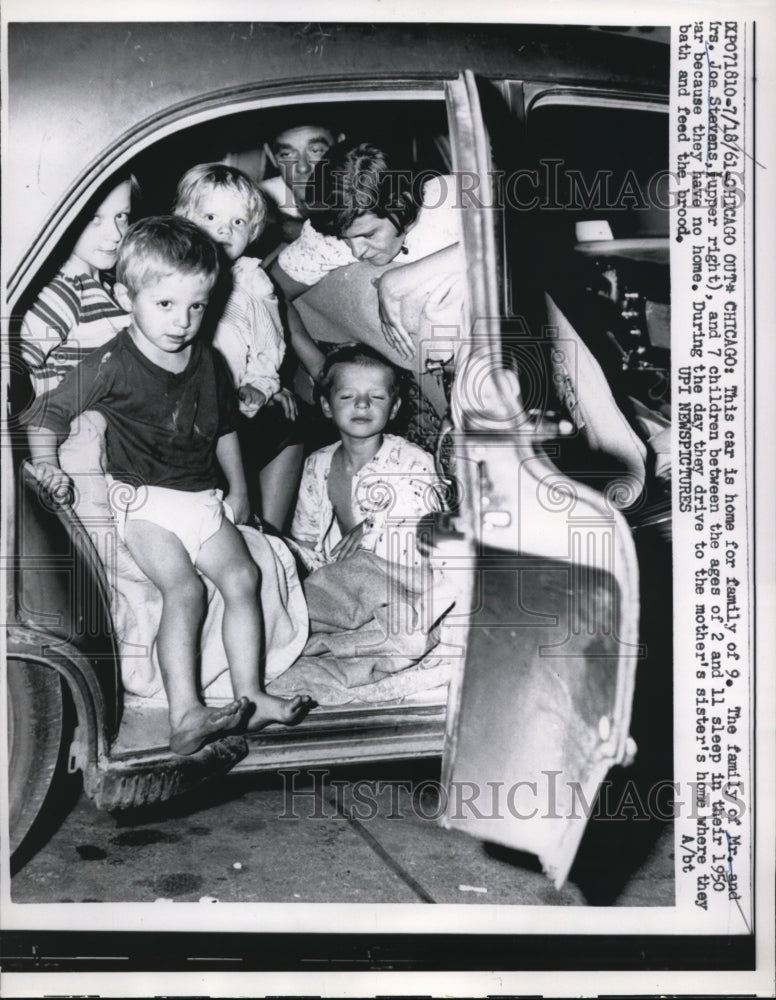 Load image into Gallery viewer, 1961 Press Photo Chicago this car is home for Mr &amp; Mrs Joe Stevens and their 7

