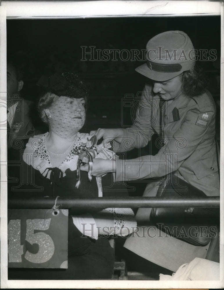 1944 Press Photo Chicago Mrs James Farley whose arrival at convention caused
