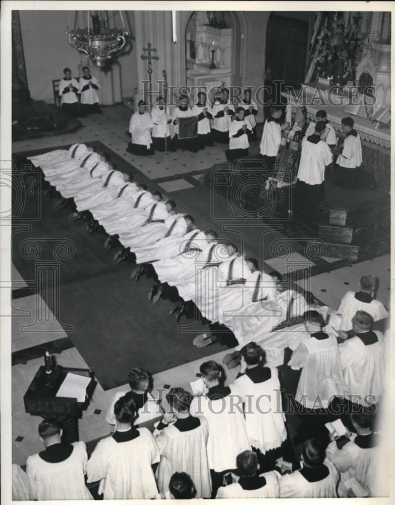 1943 Press Photo Graduates of St. Patrick's Seminary Before Archbishop Mitty at