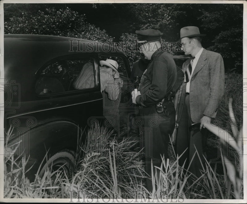 Load image into Gallery viewer, 1946 Press Photo Car belonging to Mrs. Geraldine Bock who was murdered.
