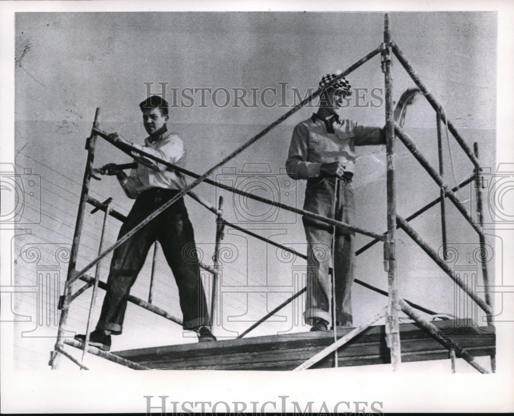 1952 Press Photo Max and Glen Walker in temporary grand stand in Indianapolis
