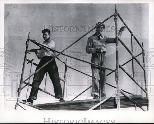 1952 Press Photo Max and Glen Walker in temporary grand stand in Indianapolis