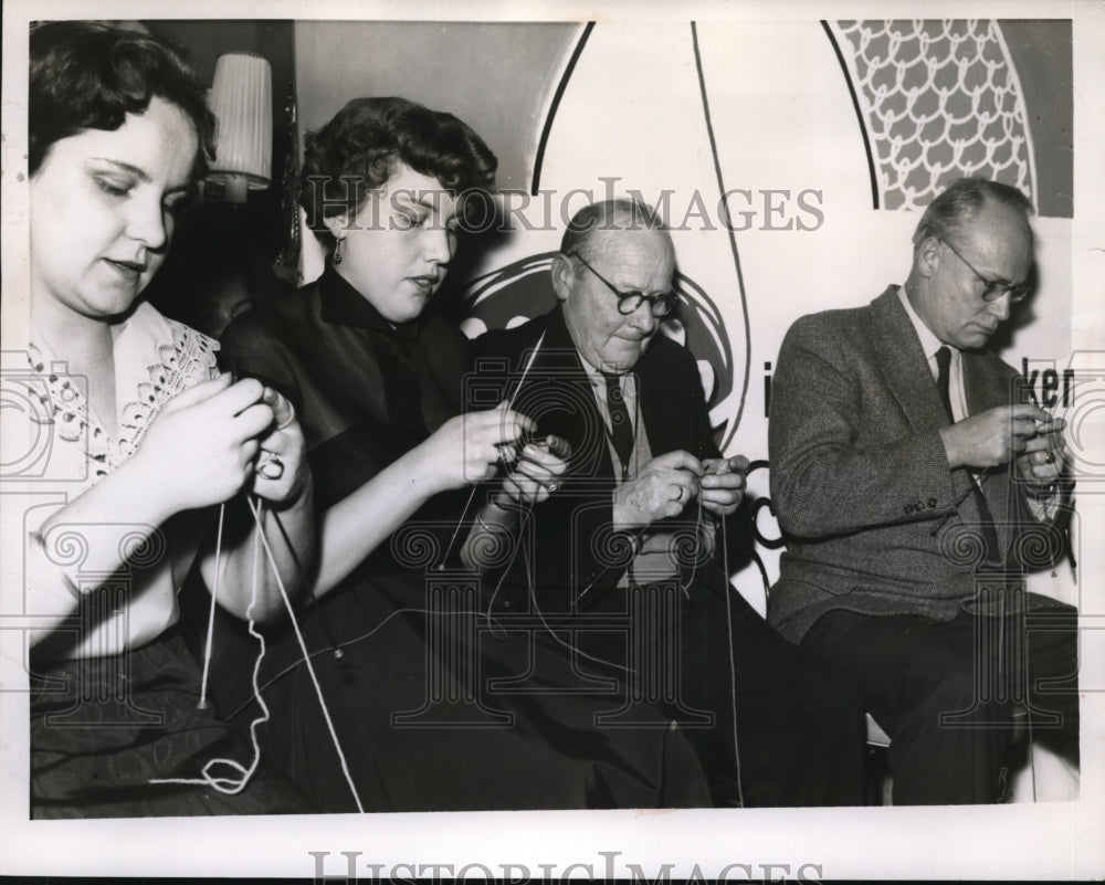 1955 Press Photo The International Wool Secretaries speed knitting contest- Historic Images