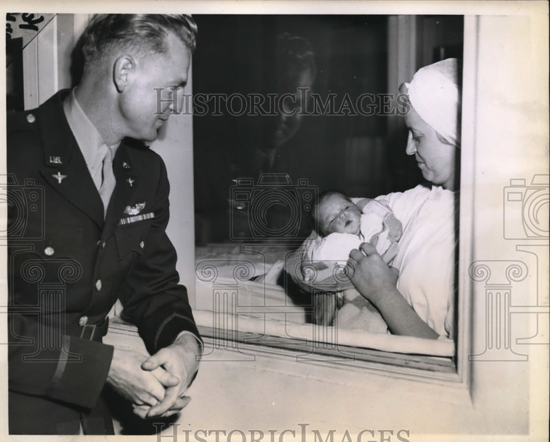 Load image into Gallery viewer, 1943 Press Photo Edward Feeley and newborn daughter Beverly Ann in Chicago
