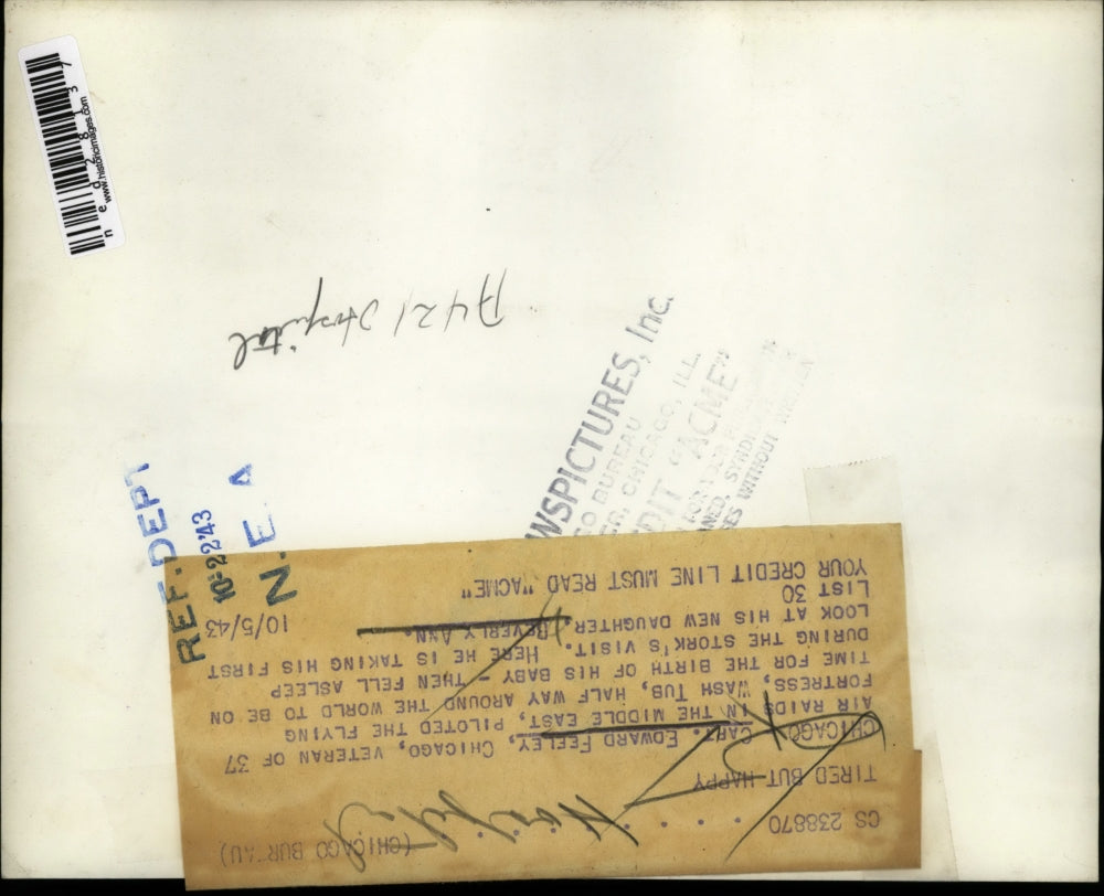 1943 Press Photo Edward Feeley and newborn daughter Beverly Ann in Chicago