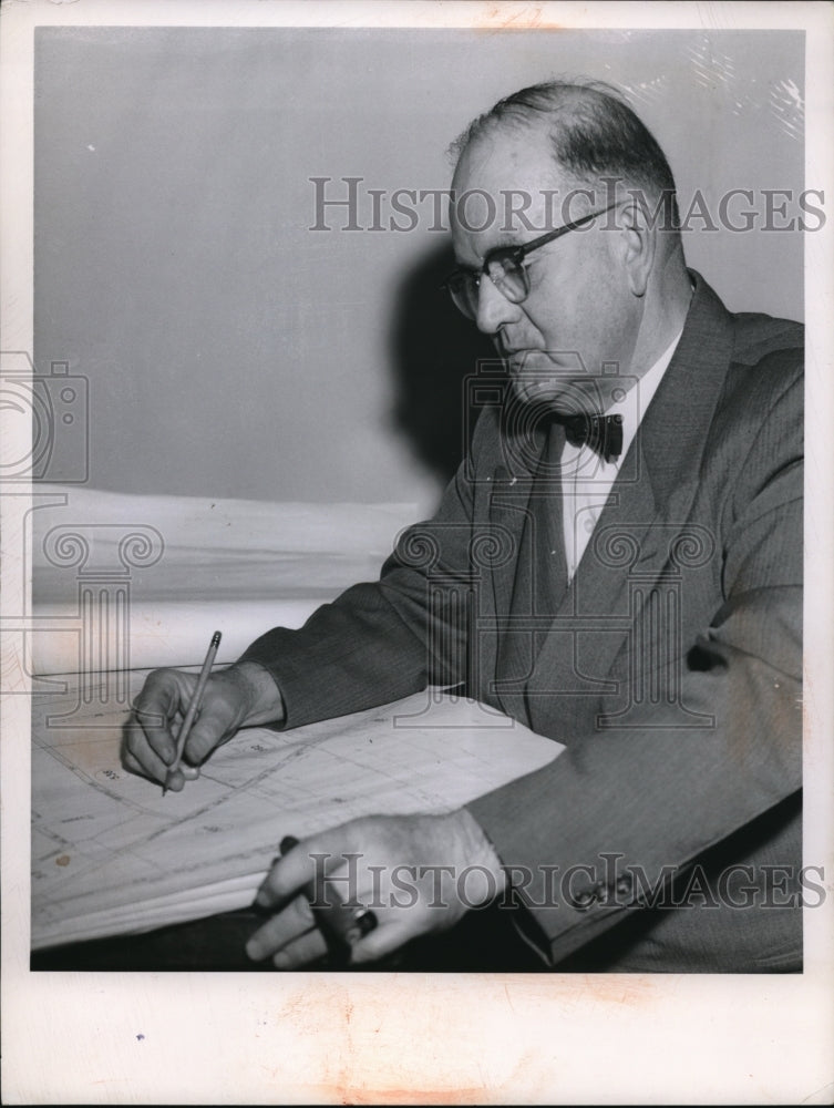 Load image into Gallery viewer, 1958 Press Photo Luois A Assmus of Sagamore Hills Township draws on road map
