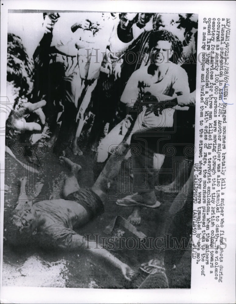 1967 Press Photo Enraged mourners kill sniper who fired during procession