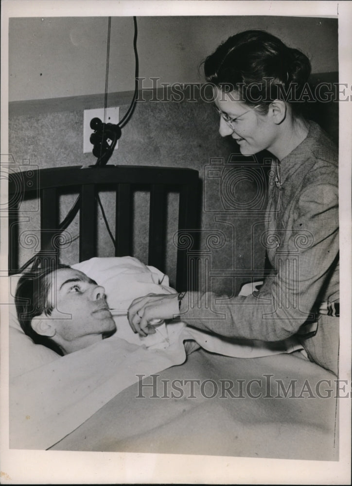 Load image into Gallery viewer, 1939 Press Photo Dr Eugene Stromberg and wife in Omaha hospital
