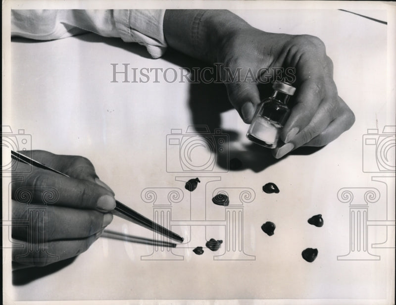 Load image into Gallery viewer, 1949 Press Photo vial of ACTH and anterior lobe of pituitary glands
