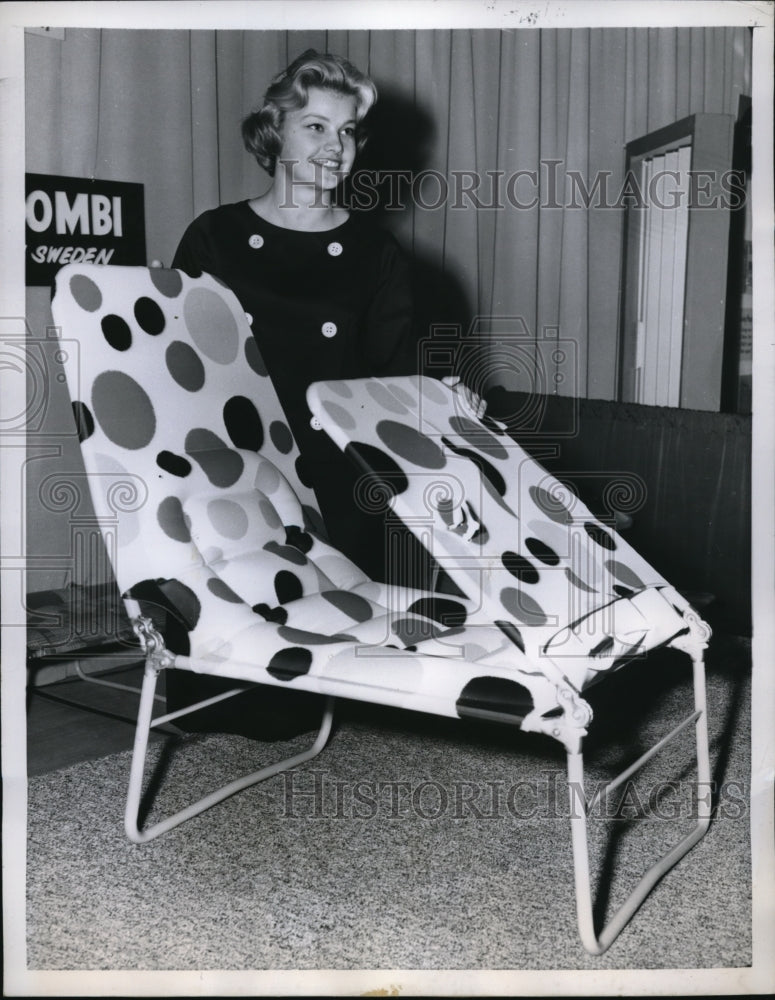 Load image into Gallery viewer, 1959 Press Photo Marie Ekstromat home show in San Francisco
