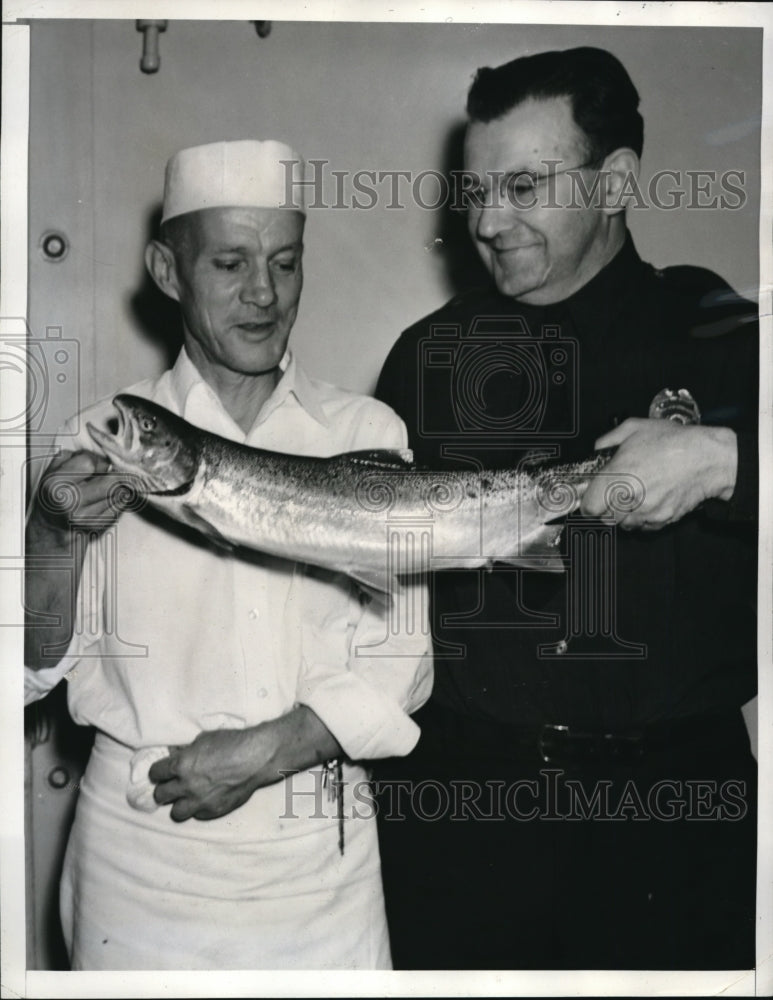 Load image into Gallery viewer, 1940 Press Photo Sgt. Neal, Mr. Steelhead, &amp; Jail Cook C.E. Thompson with fish
