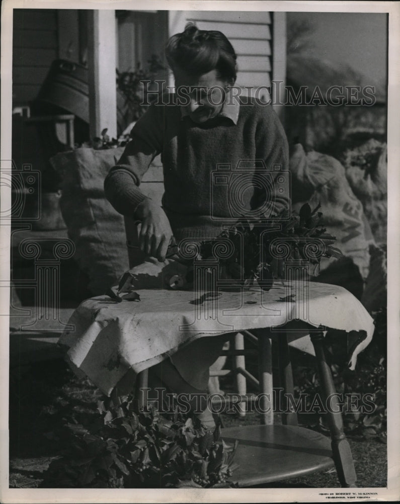 1946 Press Photo Farm home in Nicholas County, West Virginia prepare holy wreath