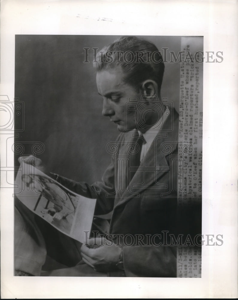 1945 Press Photo Veteran Patrick O'Keef holds picture of Marjorie Devare-O'Keef