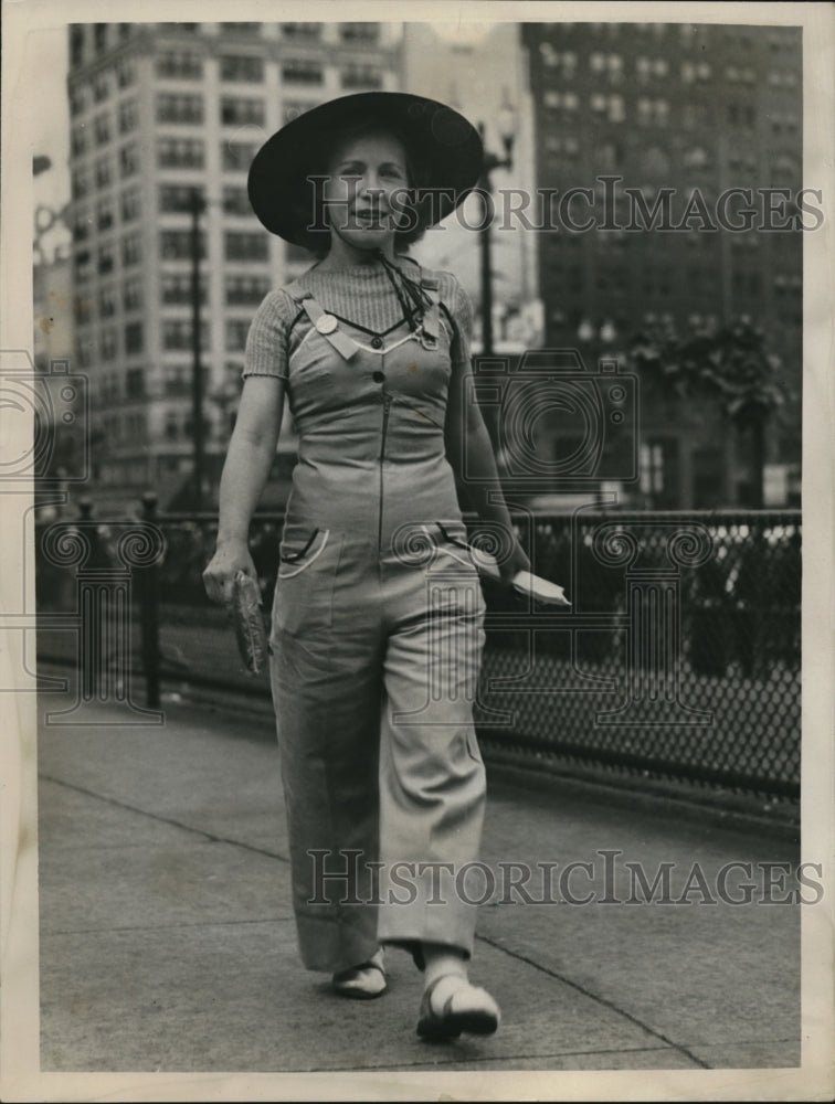 1938 Press Photo Ida Potts Chicago Walking Down Sidewalk
