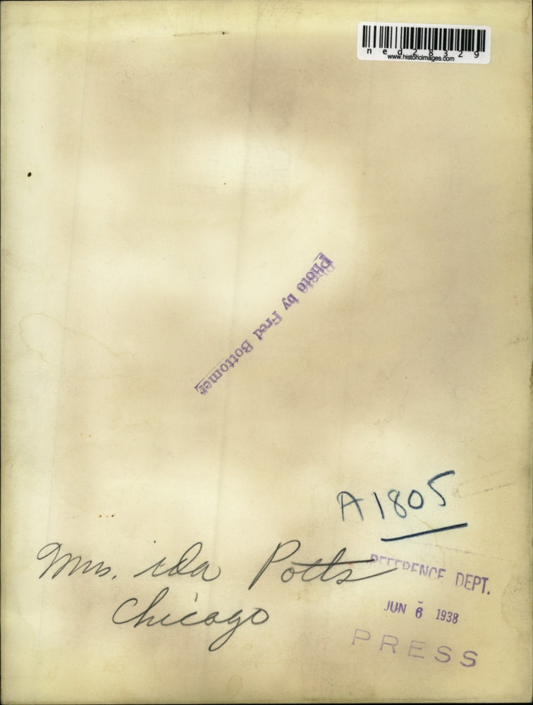 1938 Press Photo Ida Potts Chicago Walking Down Sidewalk