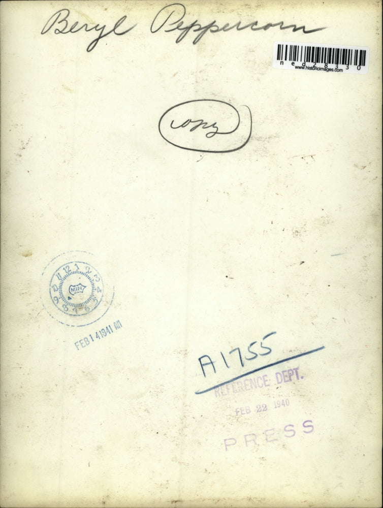 1940 Press Photo Beryl Peppercorn Posing For Photograph