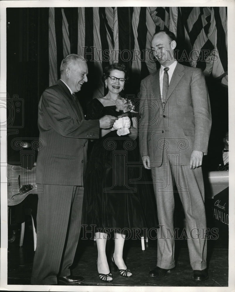1956 Press Photo Chicago Ill Mrs Harold Ostvoid receives certificate for trip