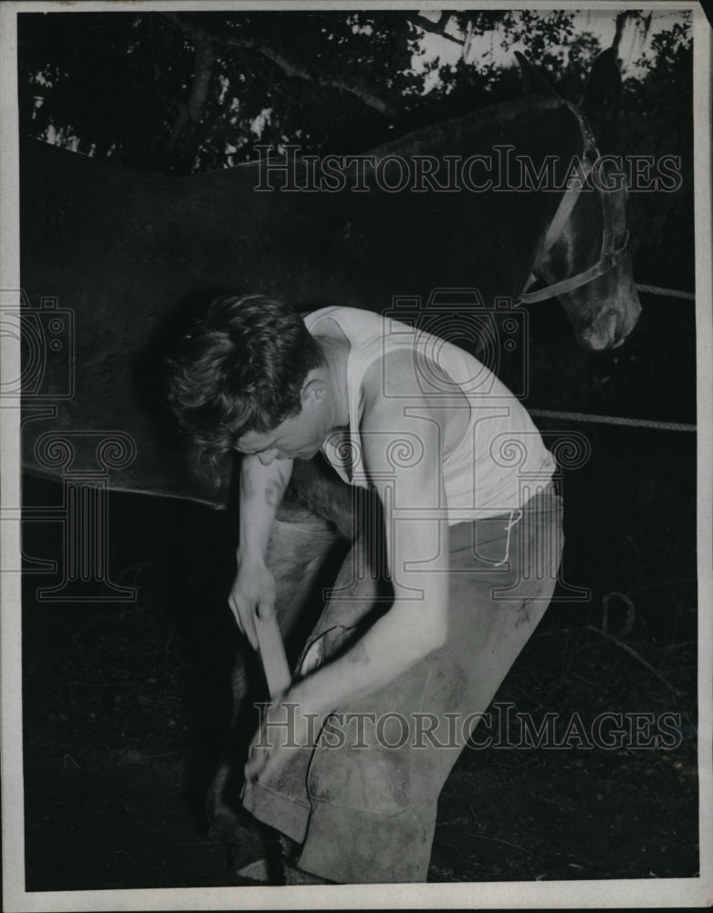 1941 Press Photo The blacksmith and the horse go on forever - Historic Images