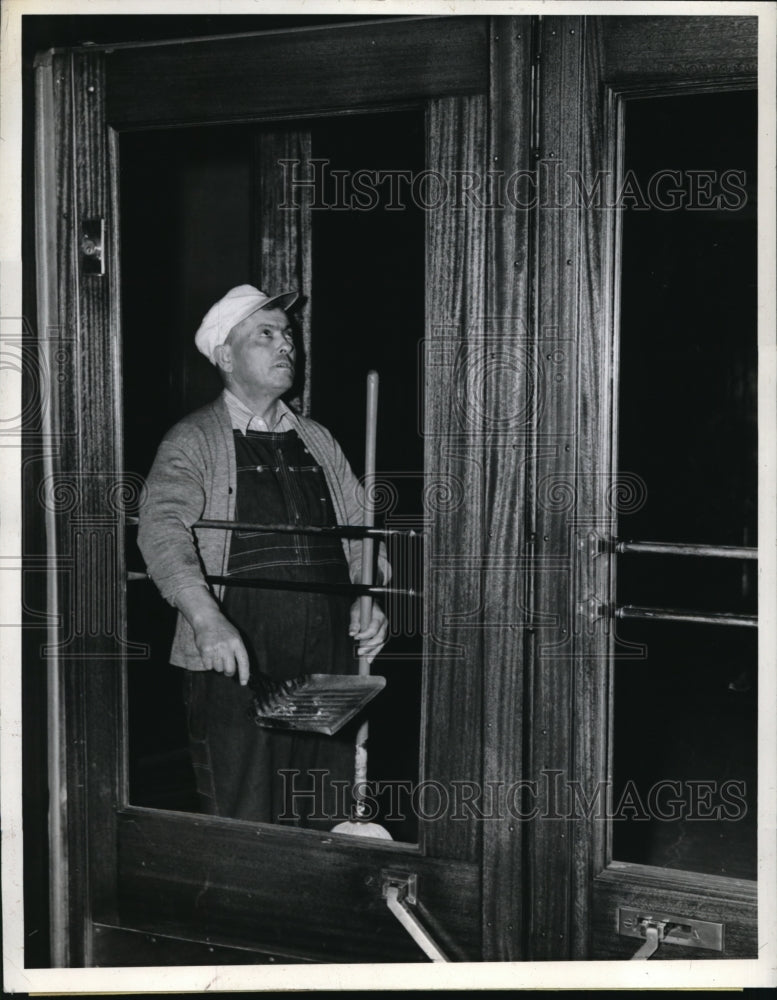 1941 Press Photo Citizens Of San Francisco Turn Out Light During Air Raid