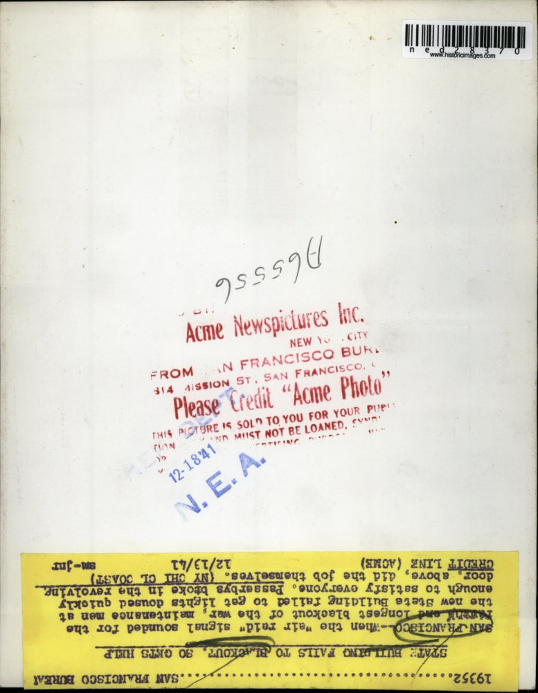 1941 Press Photo Citizens Of San Francisco Turn Out Light During Air Raid