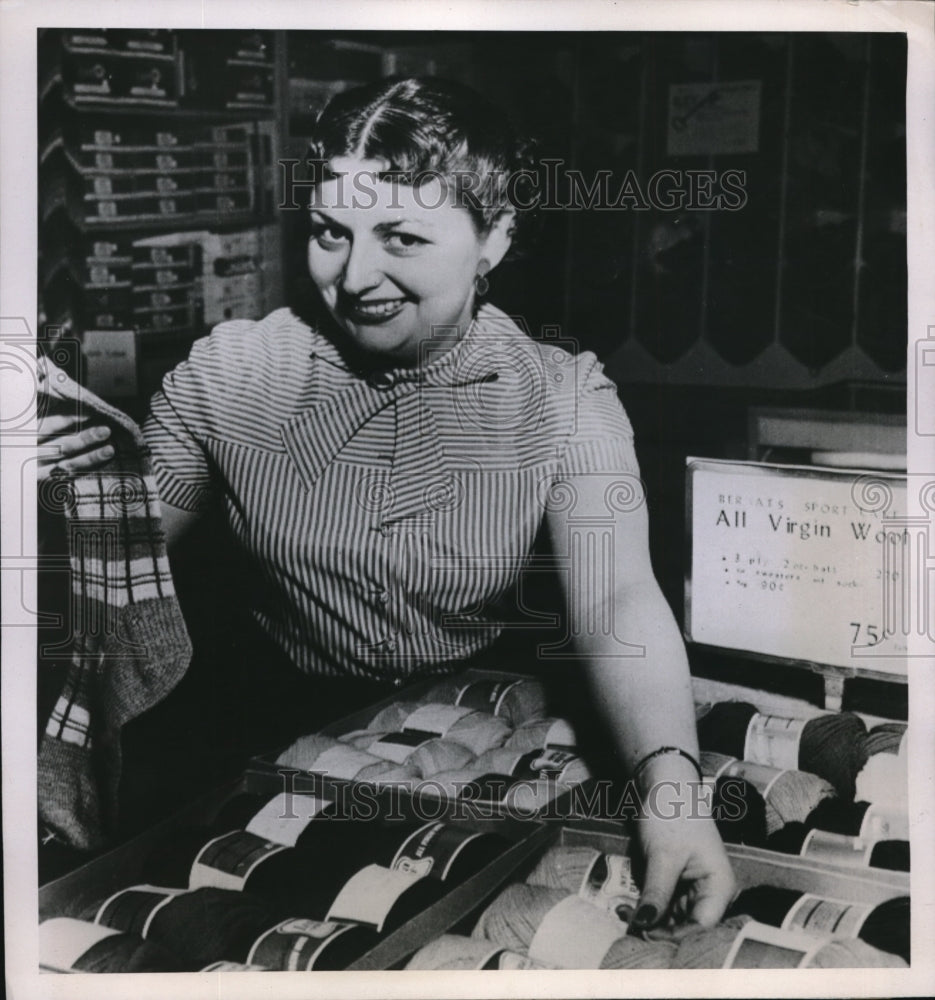 1952 Press Photo St Paul Minn Mrs William Oatis who husband has been held for