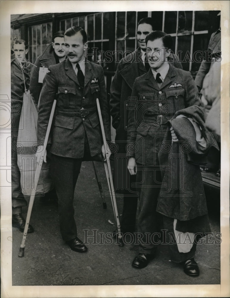 1943 Press Photo England Wonded Atlantis Ship Germany English Port Wounded Men