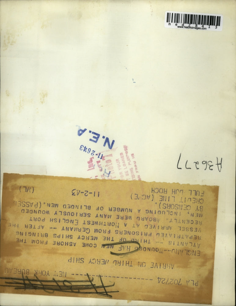 1943 Press Photo England Wonded Atlantis Ship Germany English Port Wounded Men