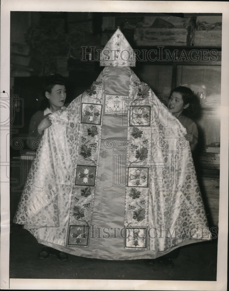 1948 Press Photo Tokyo Japan 2 women display cape made by Japanese craftsmen