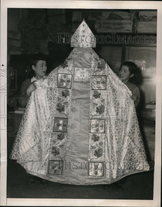 1948 Press Photo Tokyo Japan 2 women display cape made by Japanese craftsmen