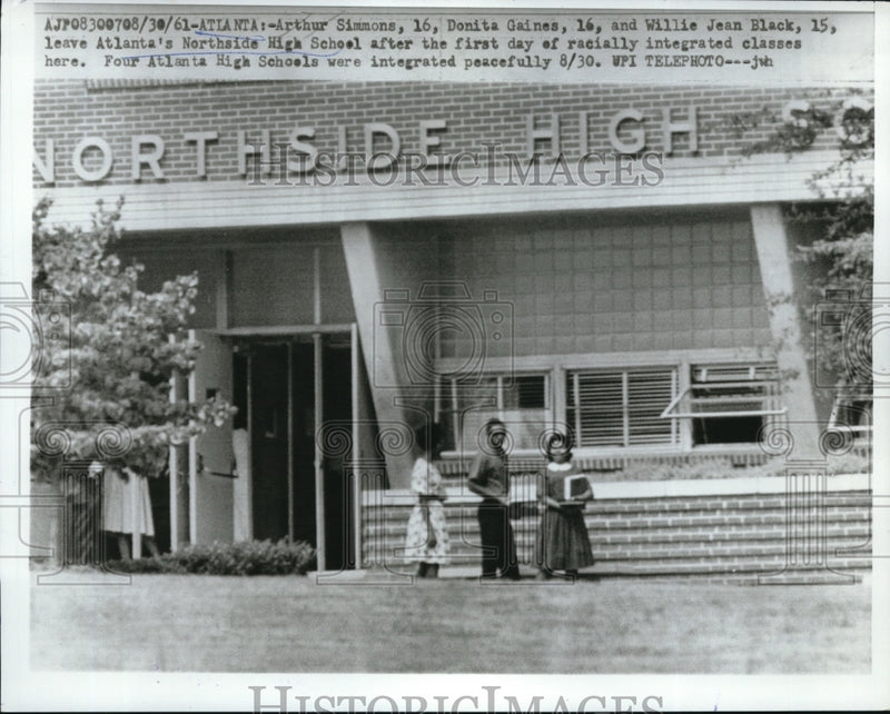 Load image into Gallery viewer, 1961 Press Photo Students Leave From Newly Racially Integrated Classes
