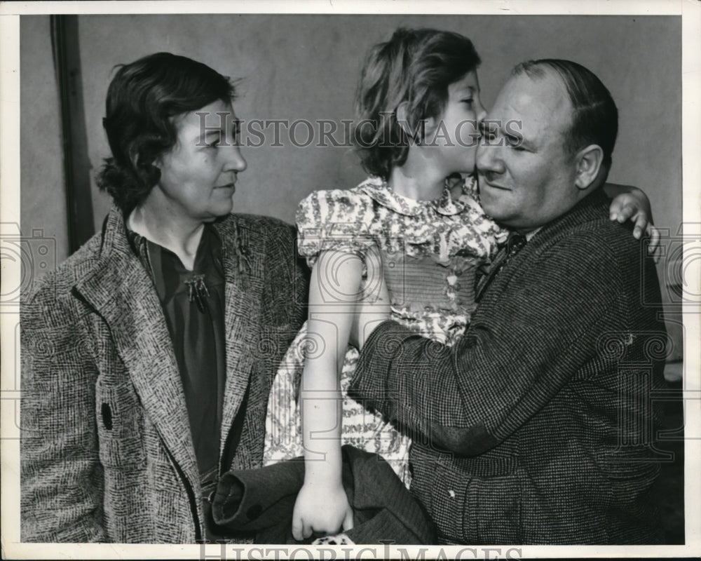 1939 Press Photo 8 Year Old Returned To Parents After Being Found