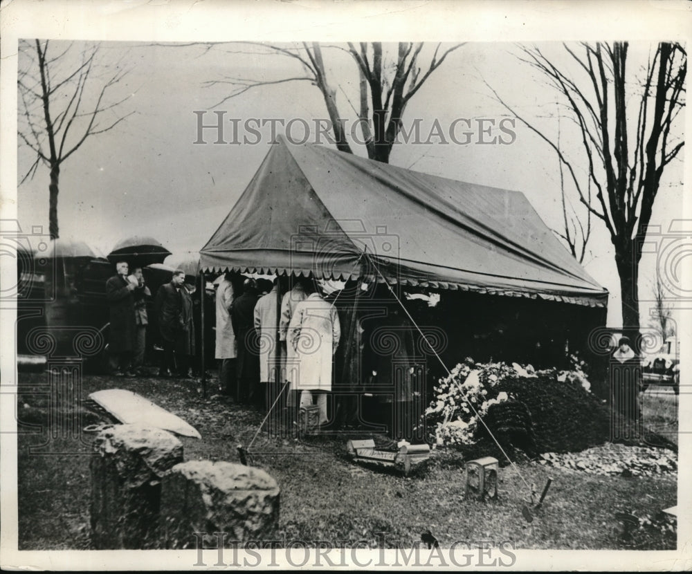 1932 Press Photo Mourners at grave of John House one of the Postal workers