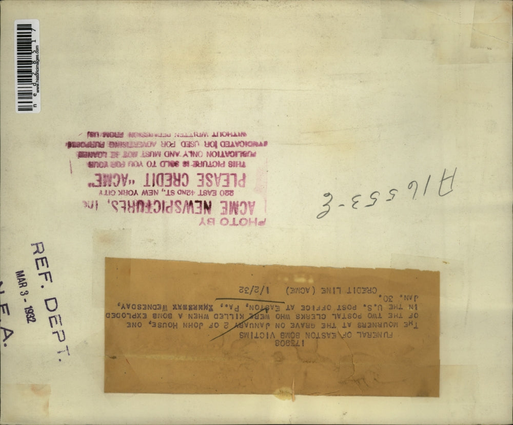 1932 Press Photo Mourners at grave of John House one of the Postal workers