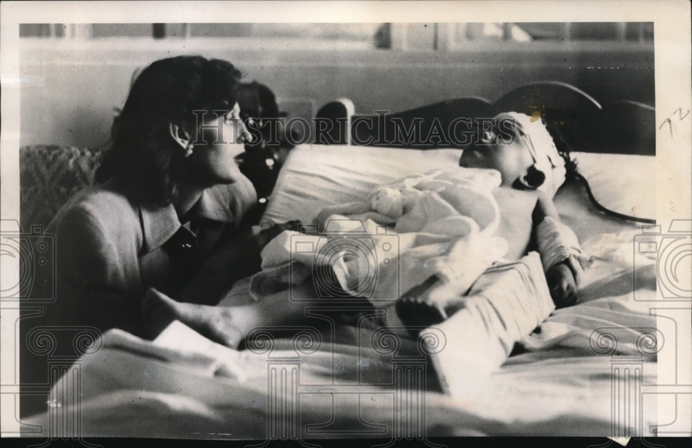 1949 Press Photo Mrs. Francis M. Page Marvels At The Miracle Of Science