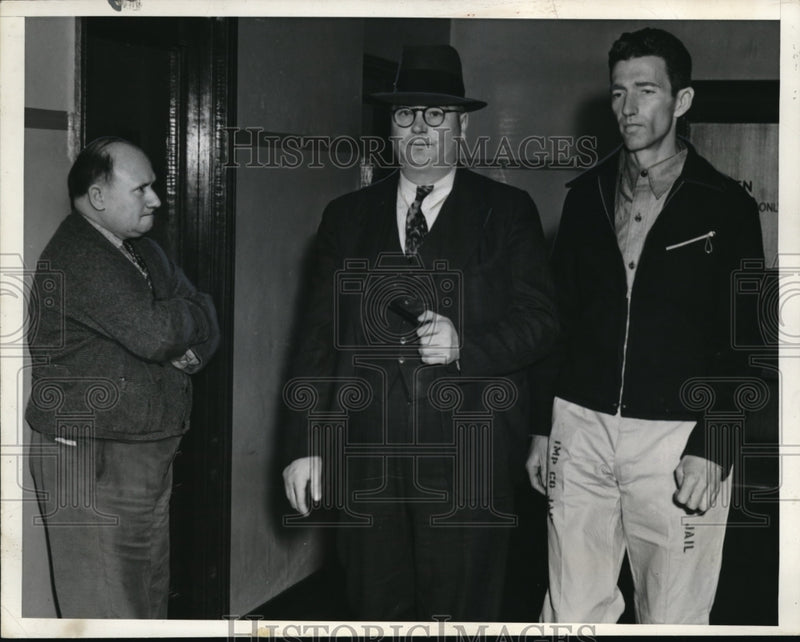 Load image into Gallery viewer, 1939 Press Photo Pasadena Calif glowering at kidnapper of his 8 year old daughte
