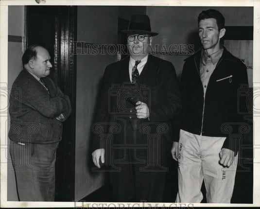 1939 Press Photo Pasadena Calif glowering at kidnapper of his 8 year old daughte