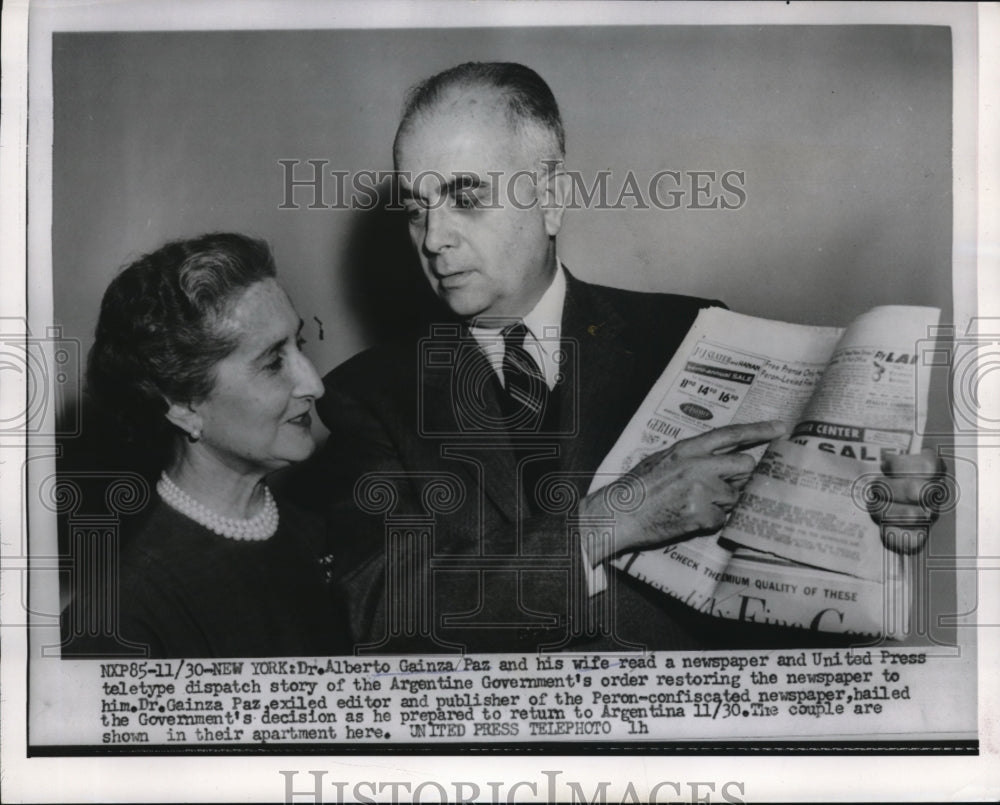 1955 Press Photo Dr. Alberto Gainza Paz And Wife Read A Newspaper Together