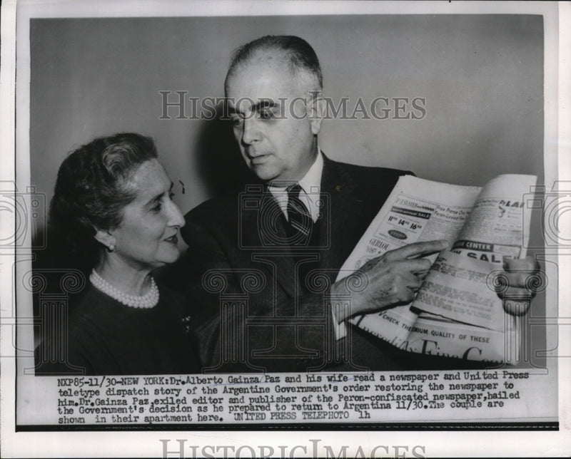 Load image into Gallery viewer, 1955 Press Photo Dr. Alberto Gainza Paz And Wife Read A Newspaper Together
