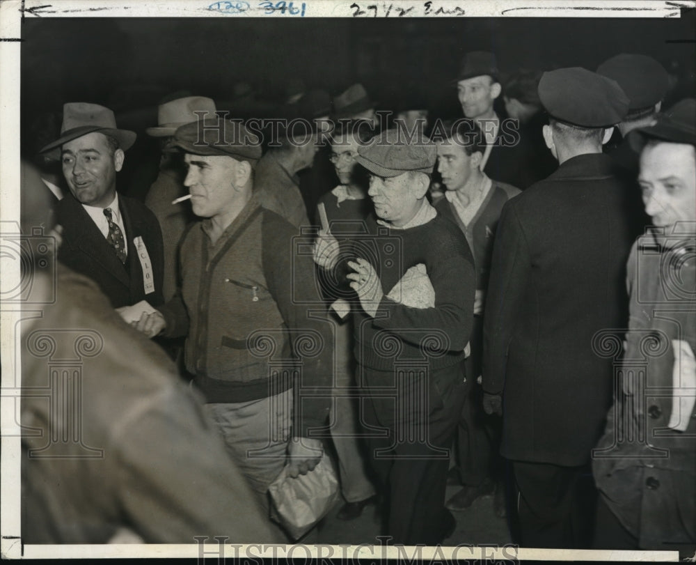 1941 Press Photo Independent Workers Seek Injunction