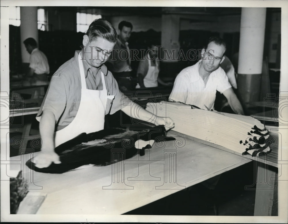 1941 Press Photo Ben Rosenblum Inspects Seal Skins At Foukes Fur Company