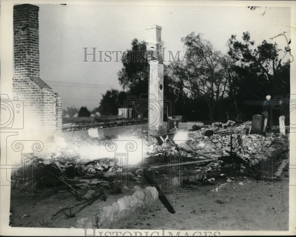 1935 Press Photo Brush Fire Destroys Home In California