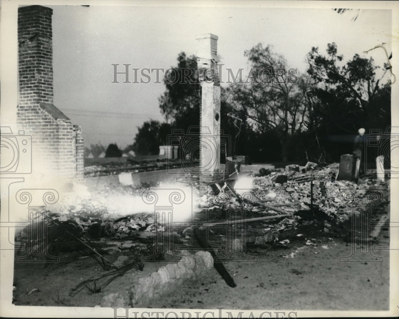 Load image into Gallery viewer, 1935 Press Photo Brush Fire Destroys Home In California
