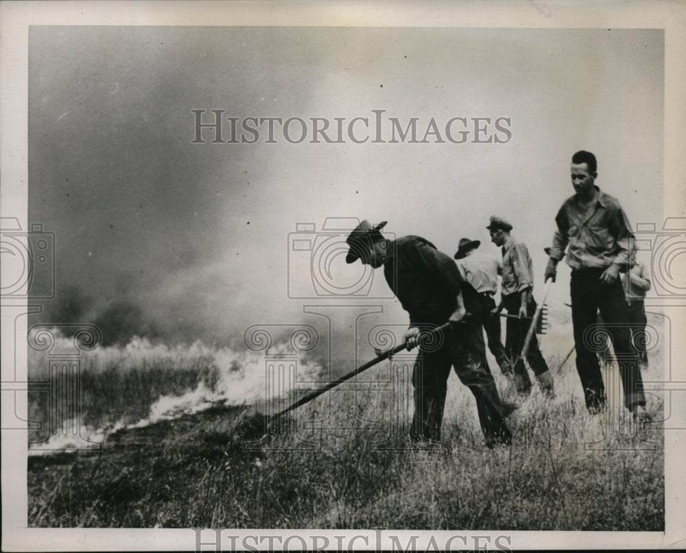 1939 Press Photo Fire Fighters Put Out Fires