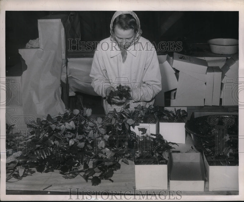 Load image into Gallery viewer, 1948 Press Photo Holly Sprays Are Sorted And Placed In Boxes
