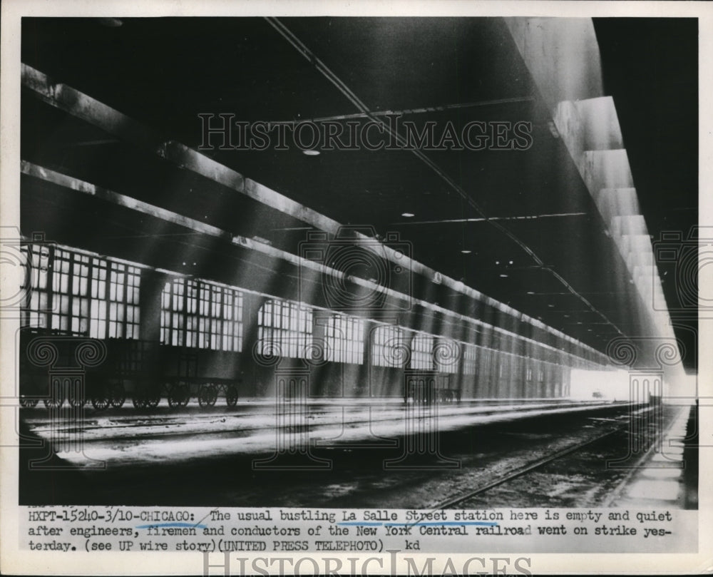 1952 Press Photo La Salle Street station is empty after workers went on strike