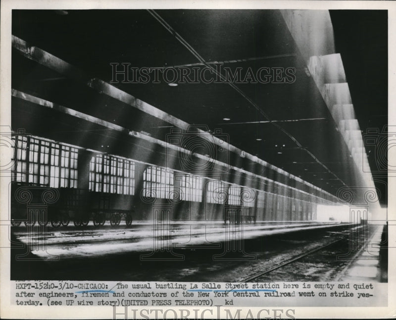 Load image into Gallery viewer, 1952 Press Photo La Salle Street station is empty after workers went on strike
