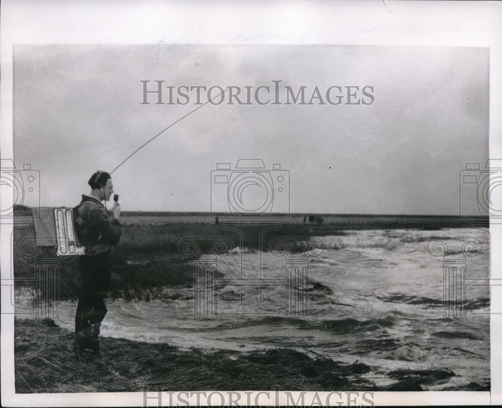 1954 Press Photo Dike guard on duty at the Volkerak, near Fijnaart.