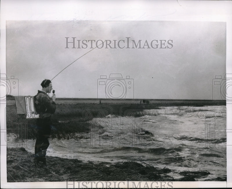 Load image into Gallery viewer, 1954 Press Photo Dike guard on duty at the Volkerak, near Fijnaart.
