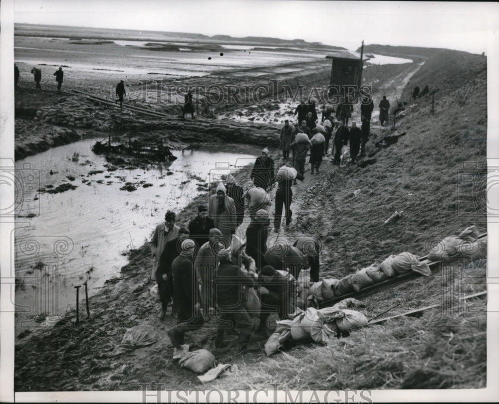 1953 Press Photo Dutchmen work on a broken main dike near Anna Jacoba.