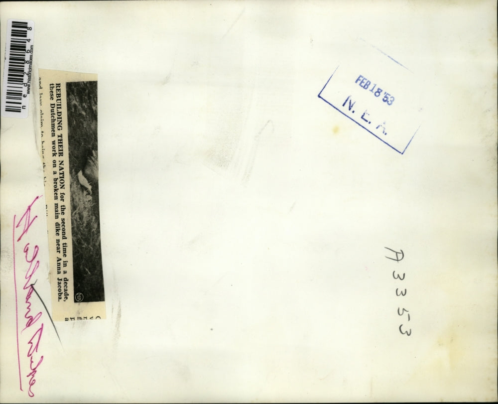 1953 Press Photo Dutchmen work on a broken main dike near Anna Jacoba.